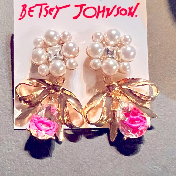 New BETSEY JOHNSON Pearly Bow Crystal Earrings - Picture 5 of 10